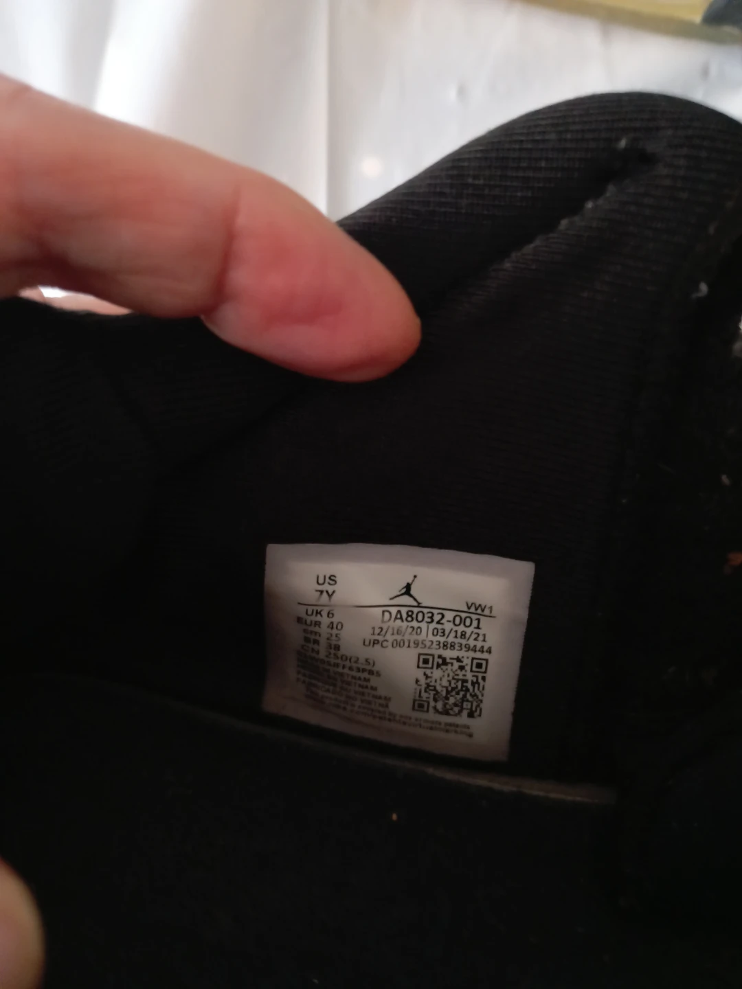 Jordan Air Black Basketball Shoes Sz. 7Y - photo 5