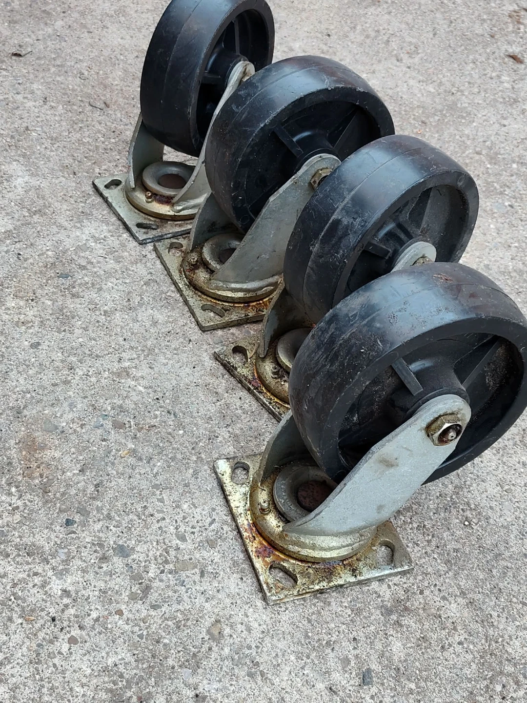 Good condition swivel plate casters - photo 2