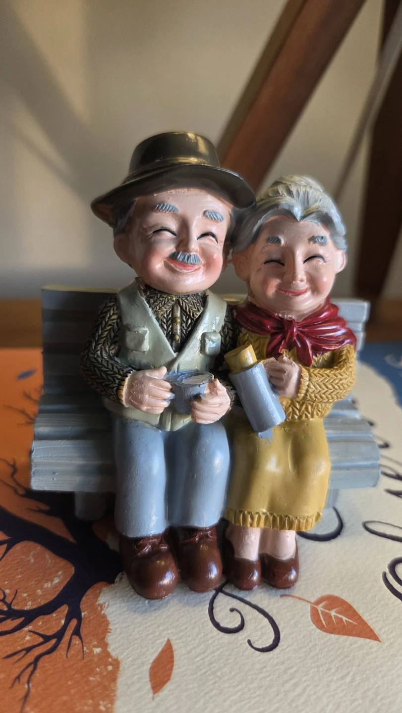 Happy Elderly Couple on Bench Figurine – Resin Home Décor *new - photo 2