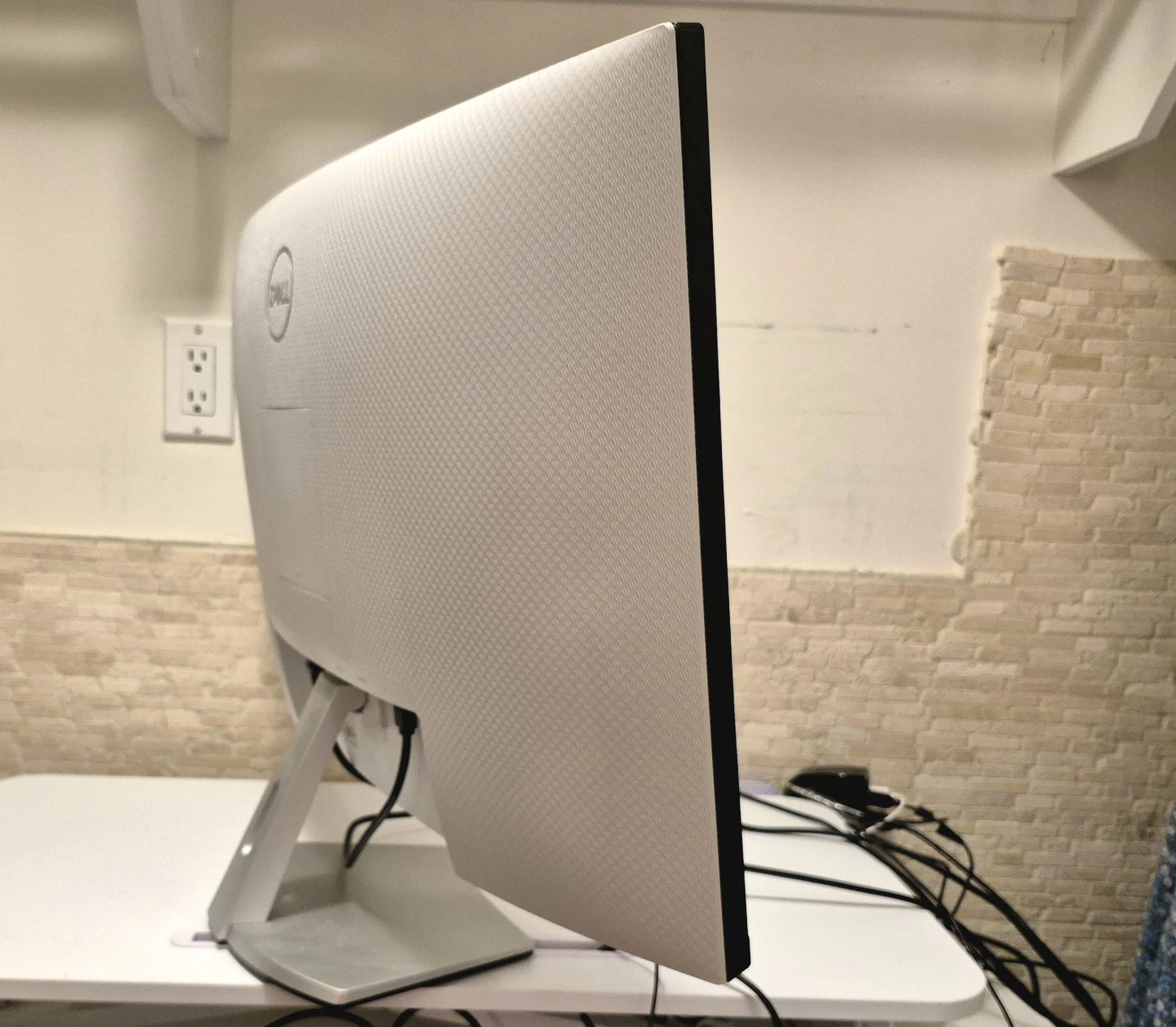 Dell 32" Curved FHD Monitor – S3222HN (Barely Used) - photo 2