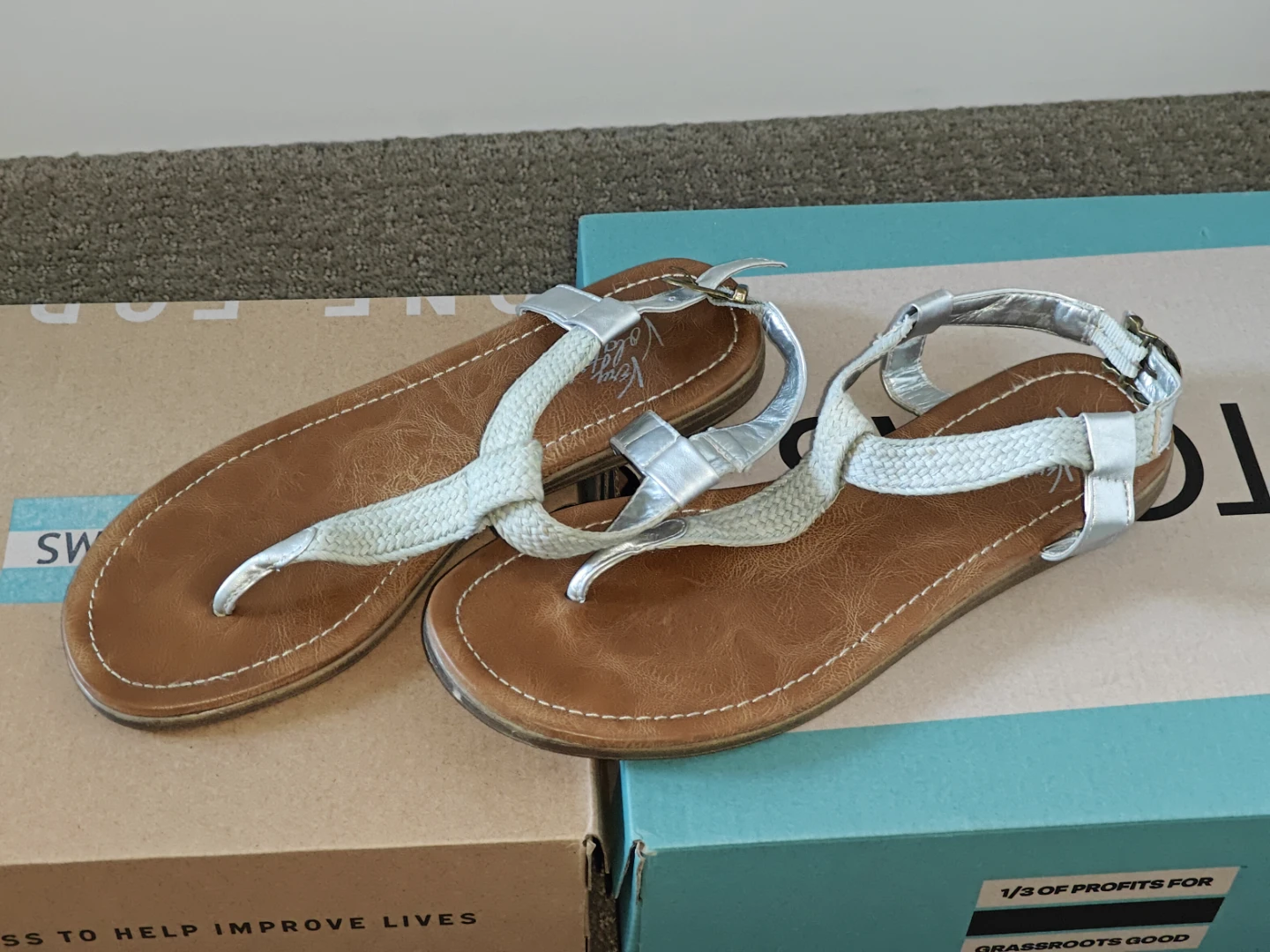 Women Casual Flat Summer Buckle Strap Thong Sandals - Size 7.5