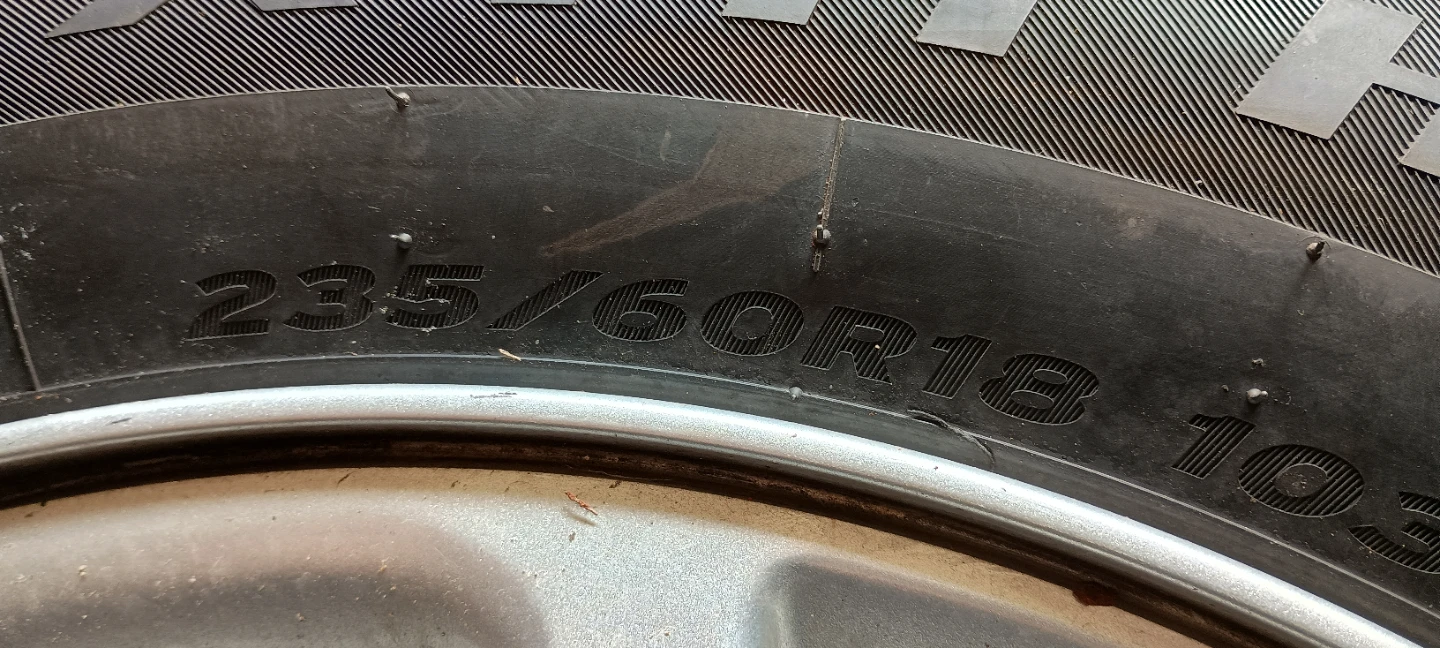 Ford Alloy Wheel with 235/60R18 Tire