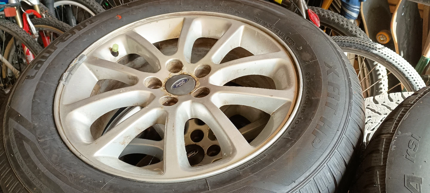 Ford Alloy Wheel with 235/60R18 Tire - photo 4
