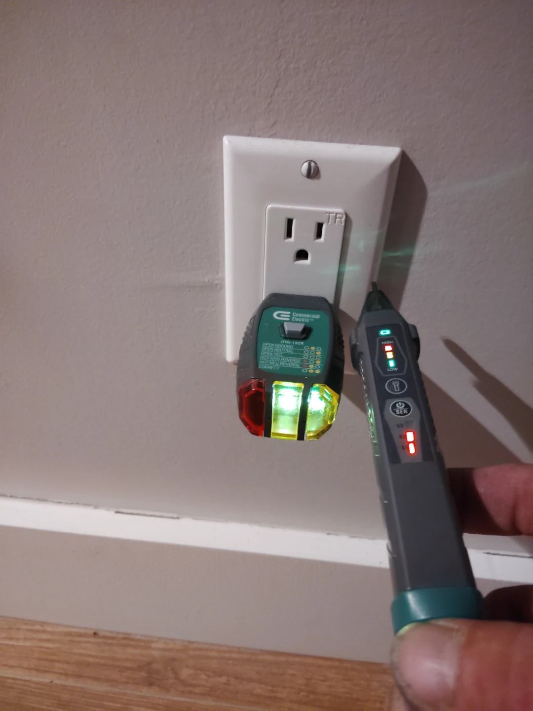 Commercial Electric AC Voltage Detector & Outlet Tester Set - photo 3