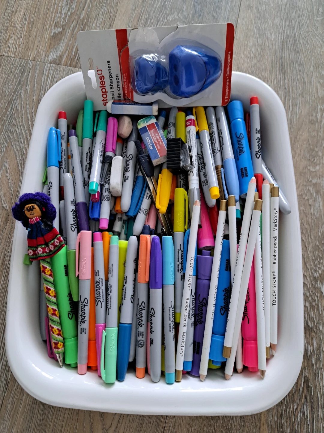 Sharpie newly opened.3 drawing books included - photo 2