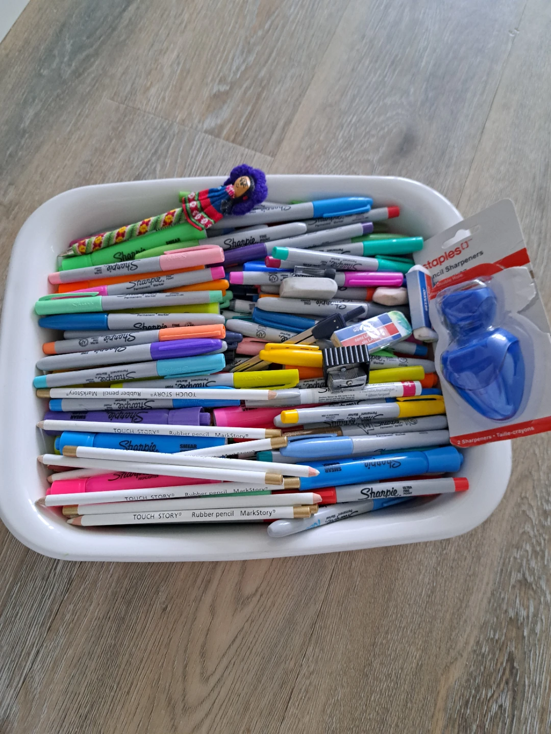 Sharpie newly opened.3 drawing books included - photo 3
