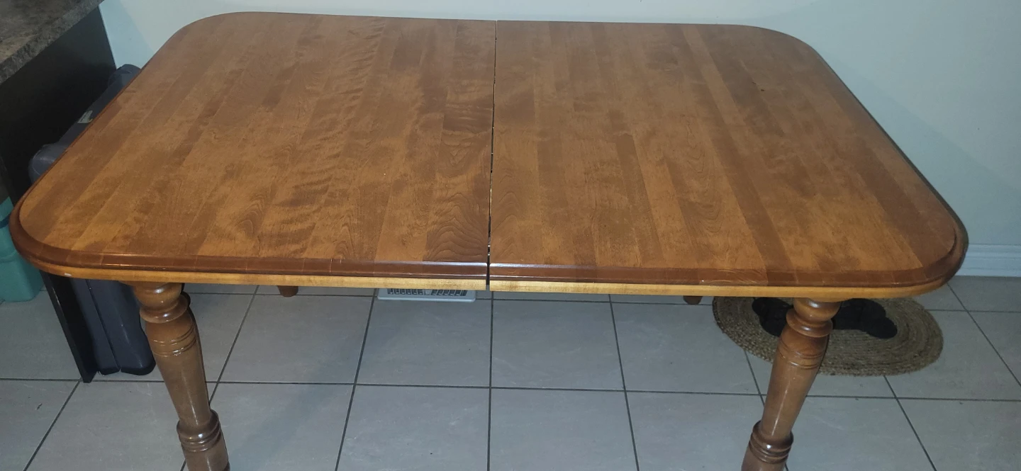 Wooden dining table & 4 chairs with turned legs