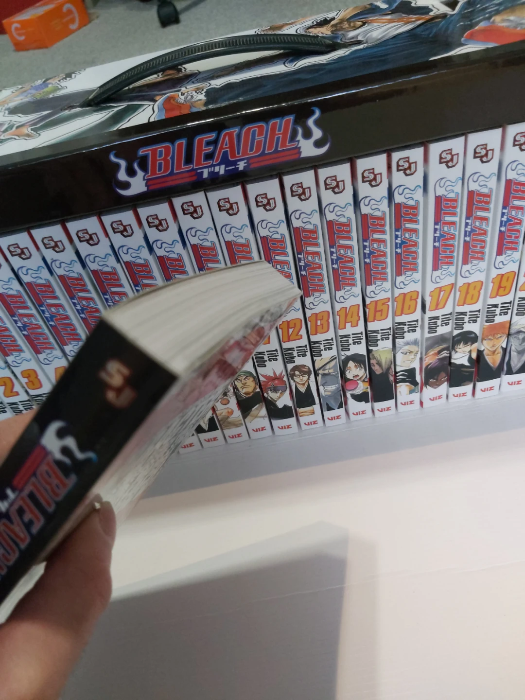 Bleach Manga Box Set Vol 1-21 with Character Book - photo 5