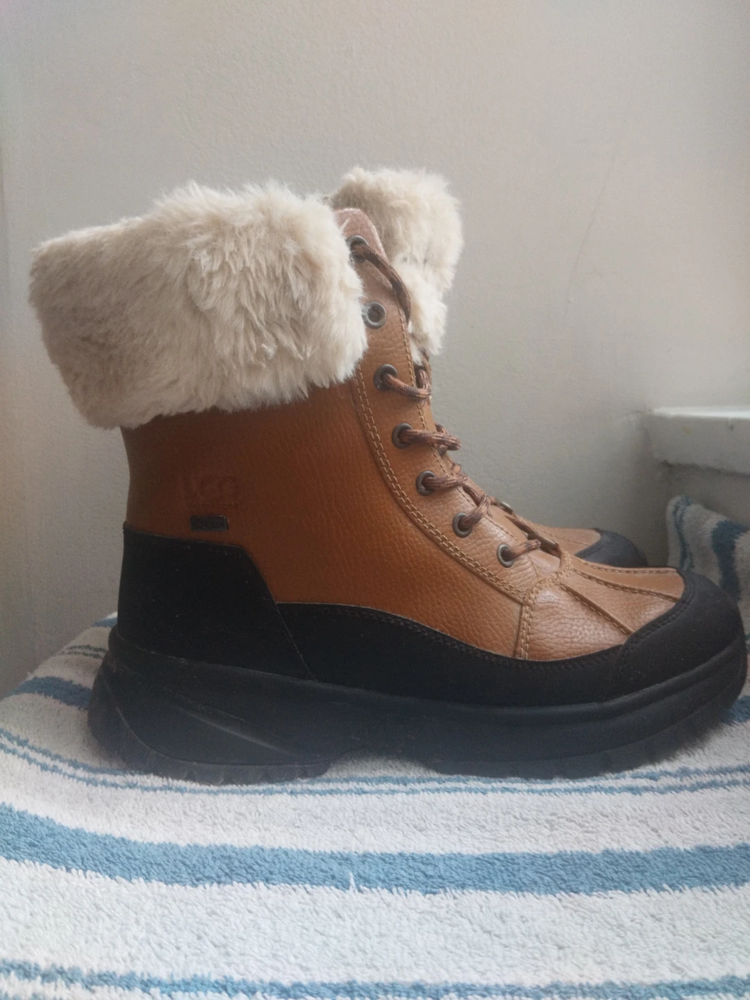 UGG Waterproof Snow  Boots Size US 9 / UK 7 - photo 2