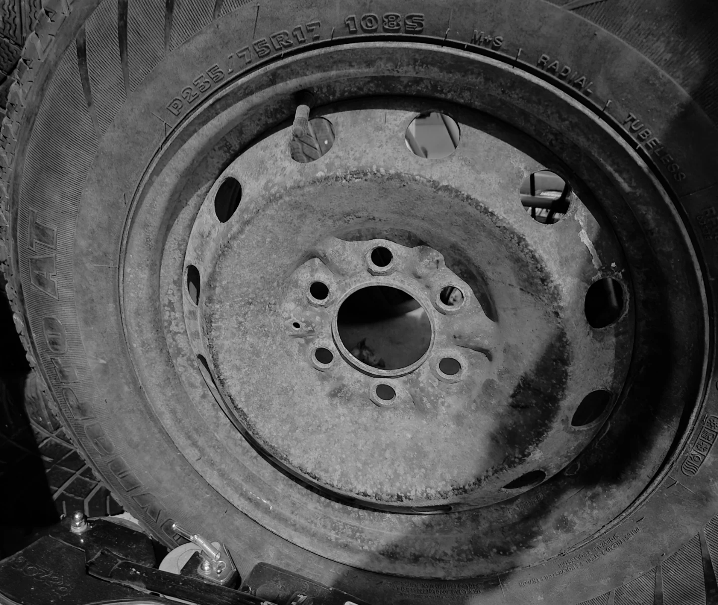 Very Good 1 Hankook Tire PLUS RIM Size 235 75 R17 M+S *DEAL* - photo 3