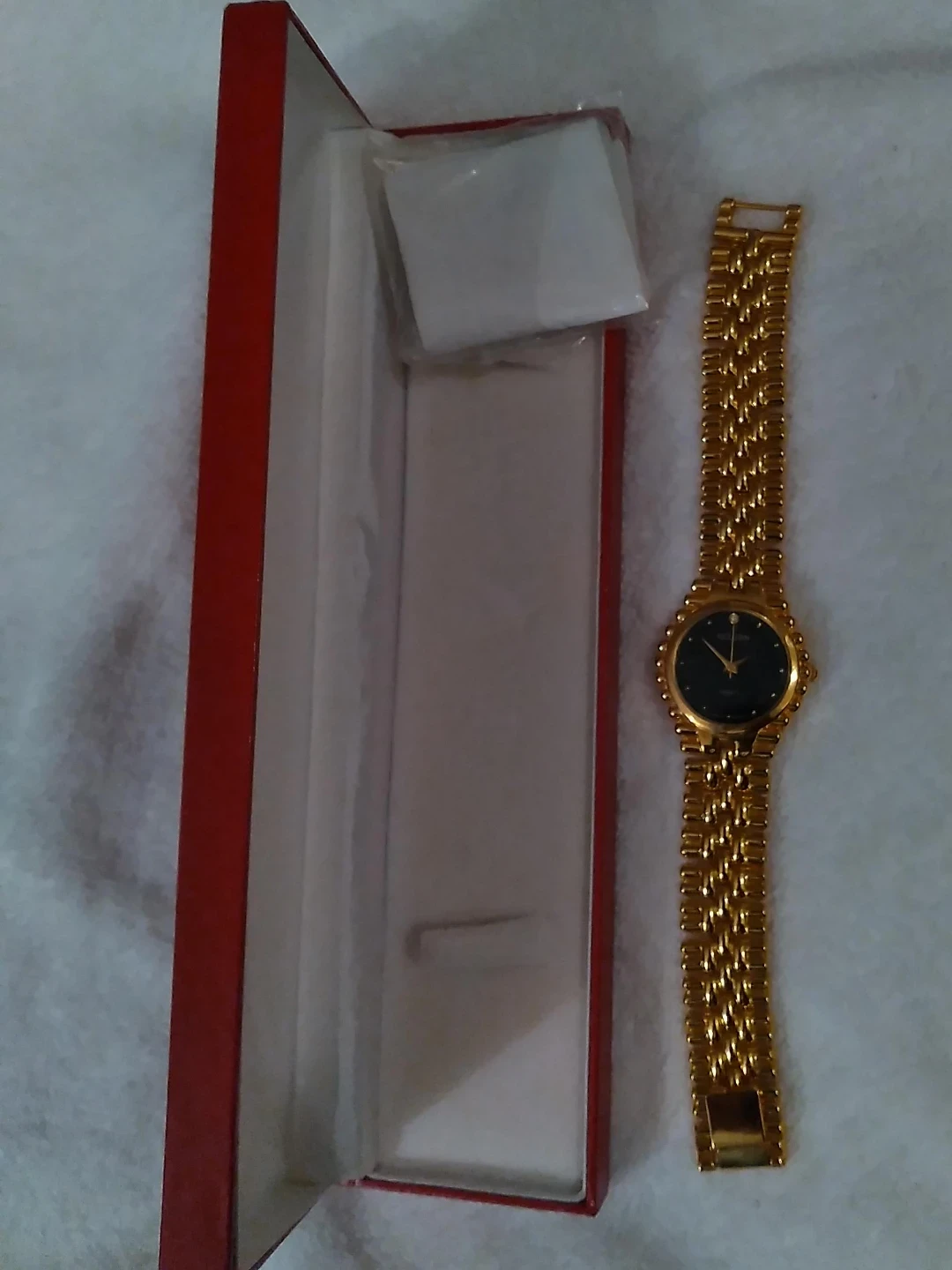 ELEGANT Gold Tone Quartz Watch with Black Face - photo 4
