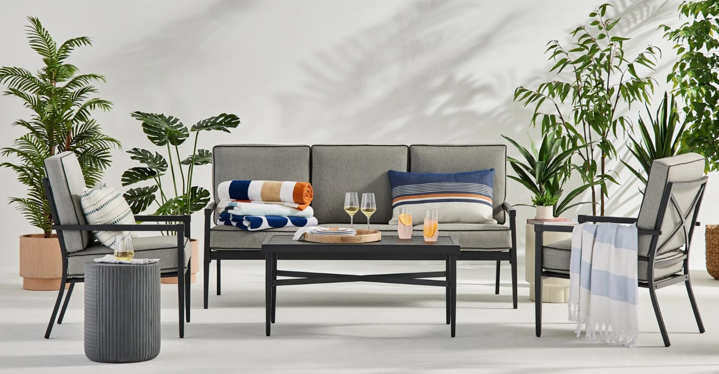 GlucksteinHome Malibu 4-Piece Patio Set – Excellent Condition