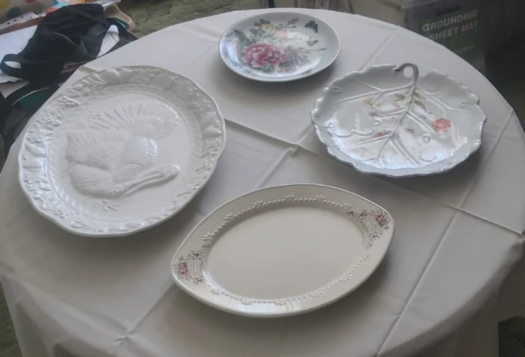 Set of 4 decorative plates