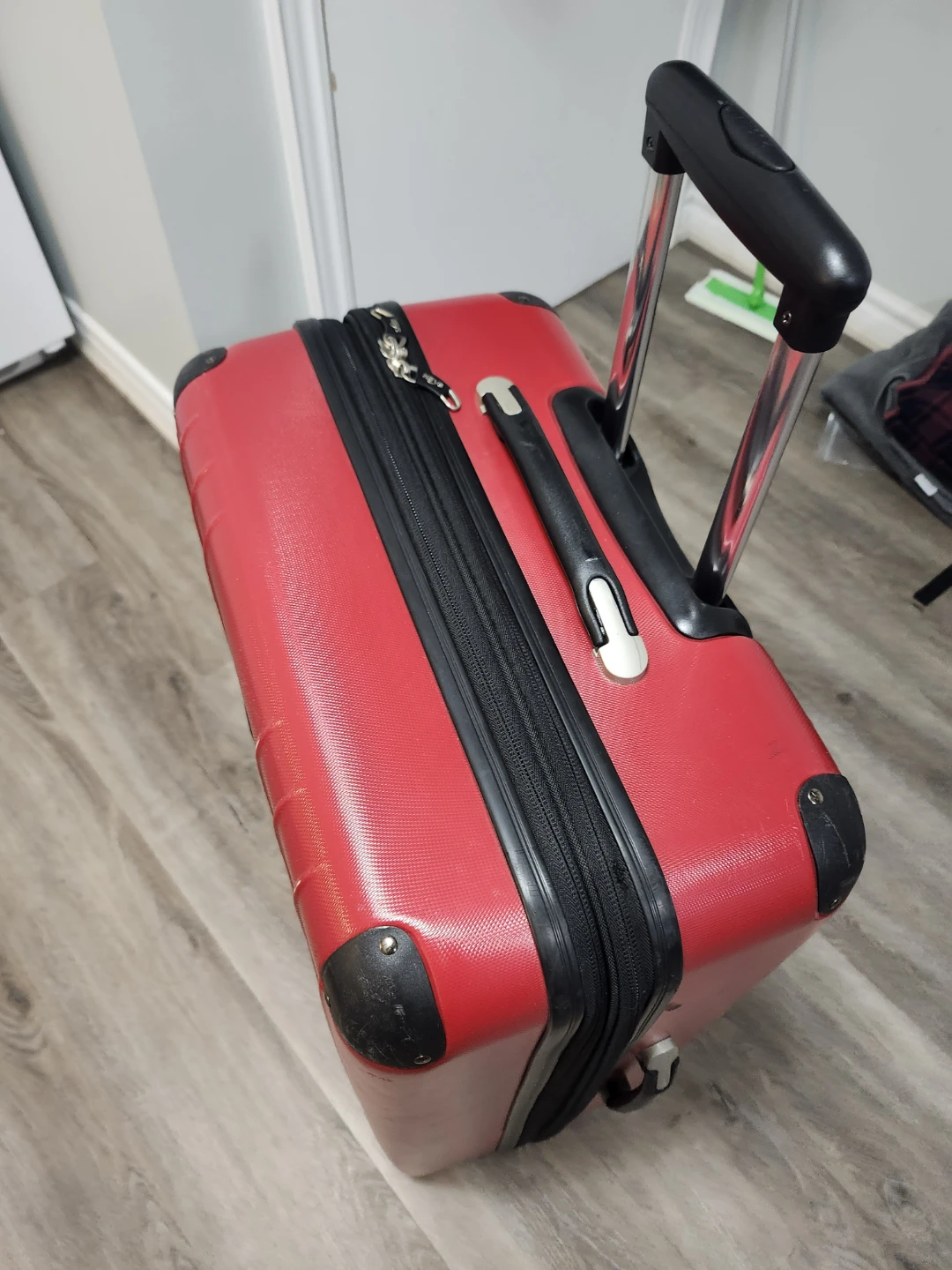 HEYS Red Hardshell Large Suitcase - photo 4