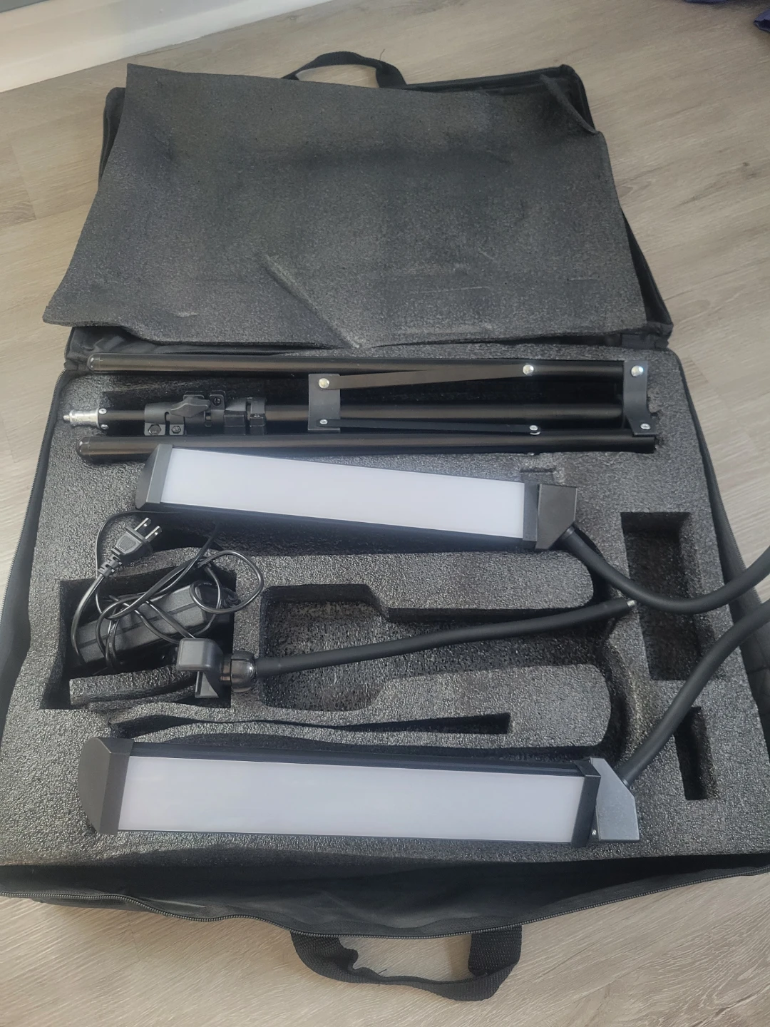 LED Light Kit with Tripod and Carrying Case - photo 5