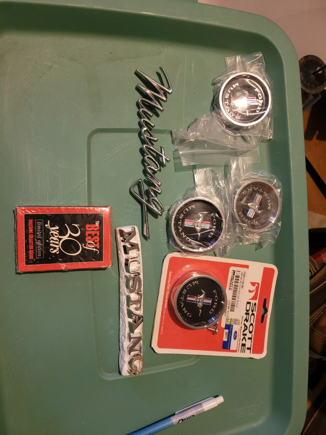 4 Ford Mustangs 64 - 69 wheel cap 2 Chrome emblem card set