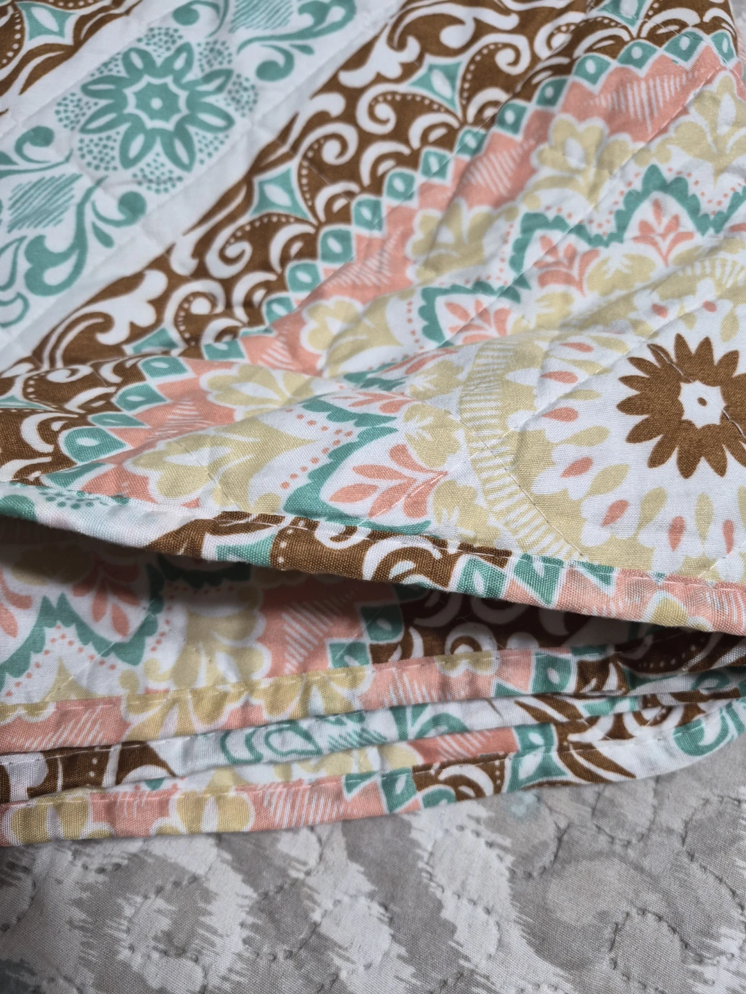 Beautiful Quilted Style Blanket Spread 100" x 62"
