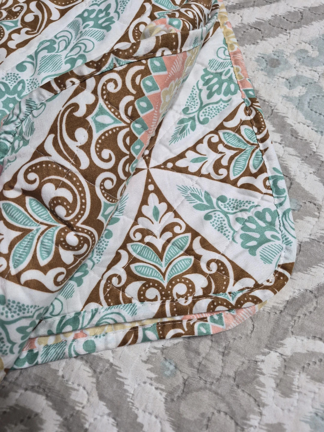 Beautiful Quilted Style Blanket Spread 100" x 62" - photo 2