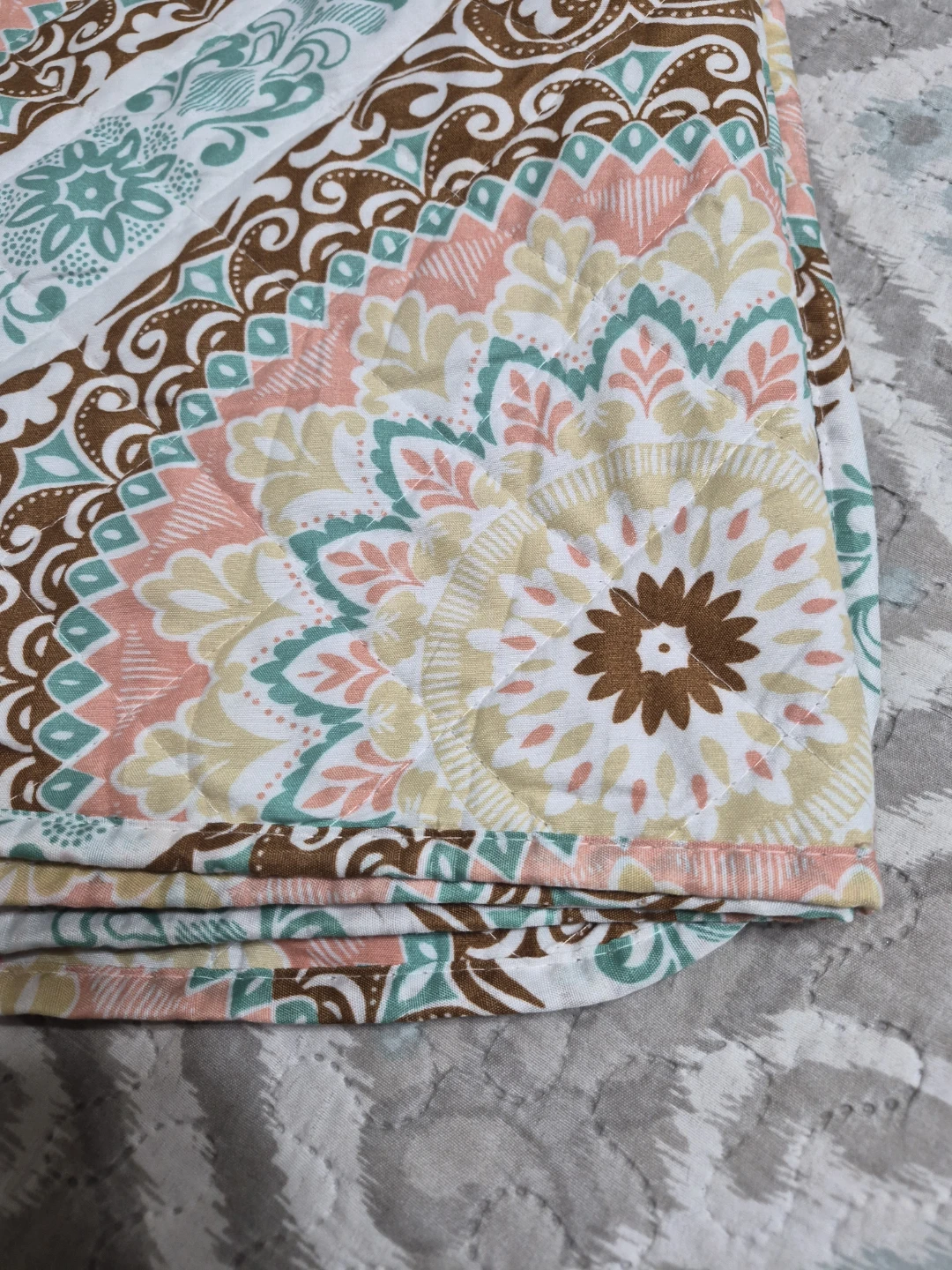 Beautiful Quilted Style Blanket Spread 100" x 62" - photo 4