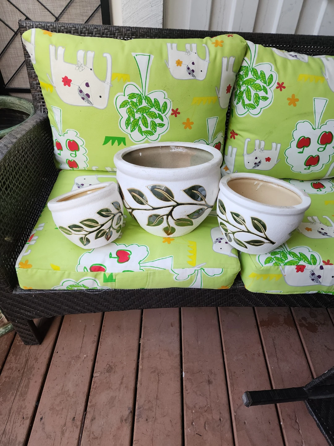 Set of 3 White Ceramic Planters with Leaf Design