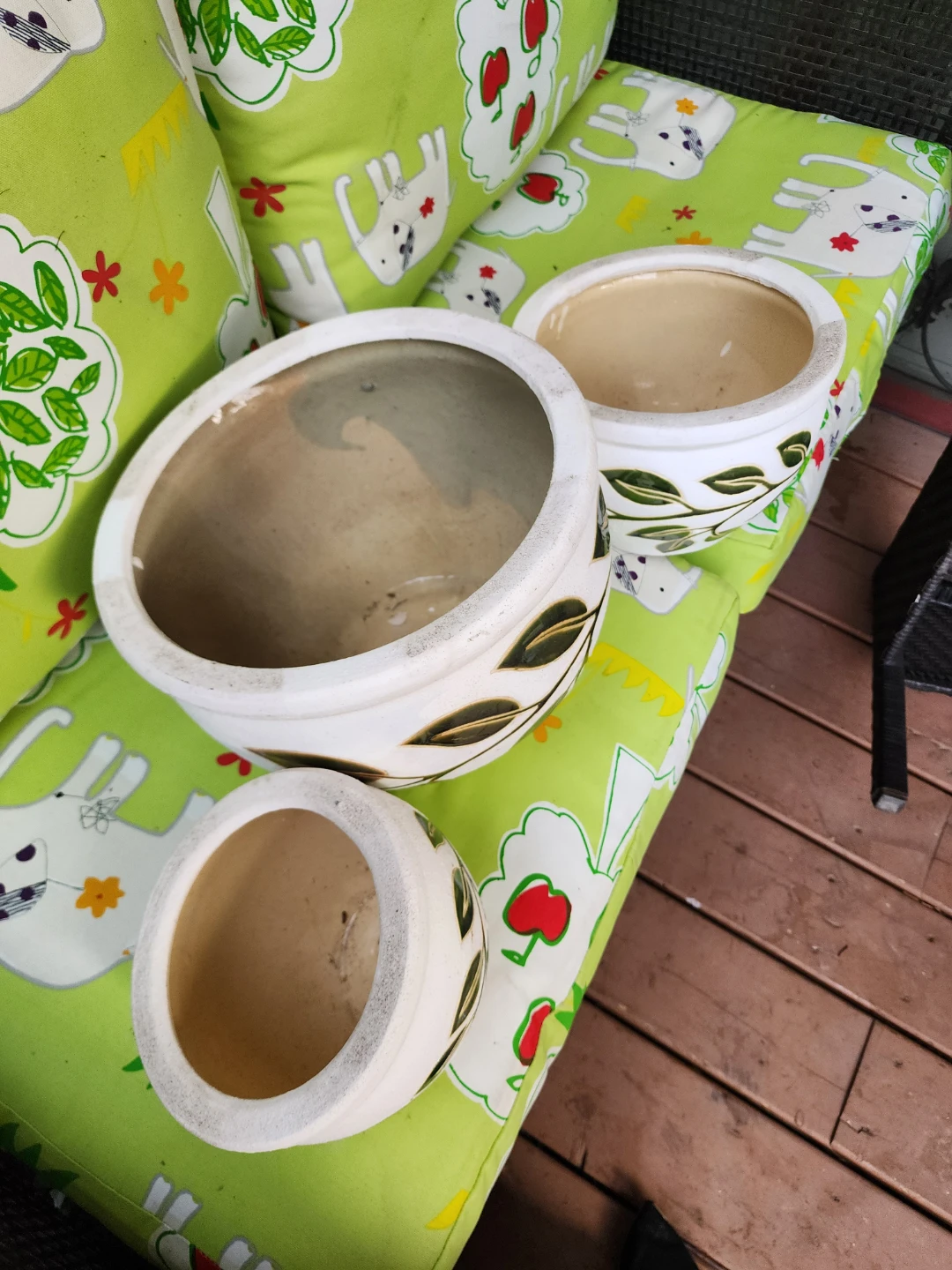 Set of 3 White Ceramic Planters with Leaf Design - photo 2