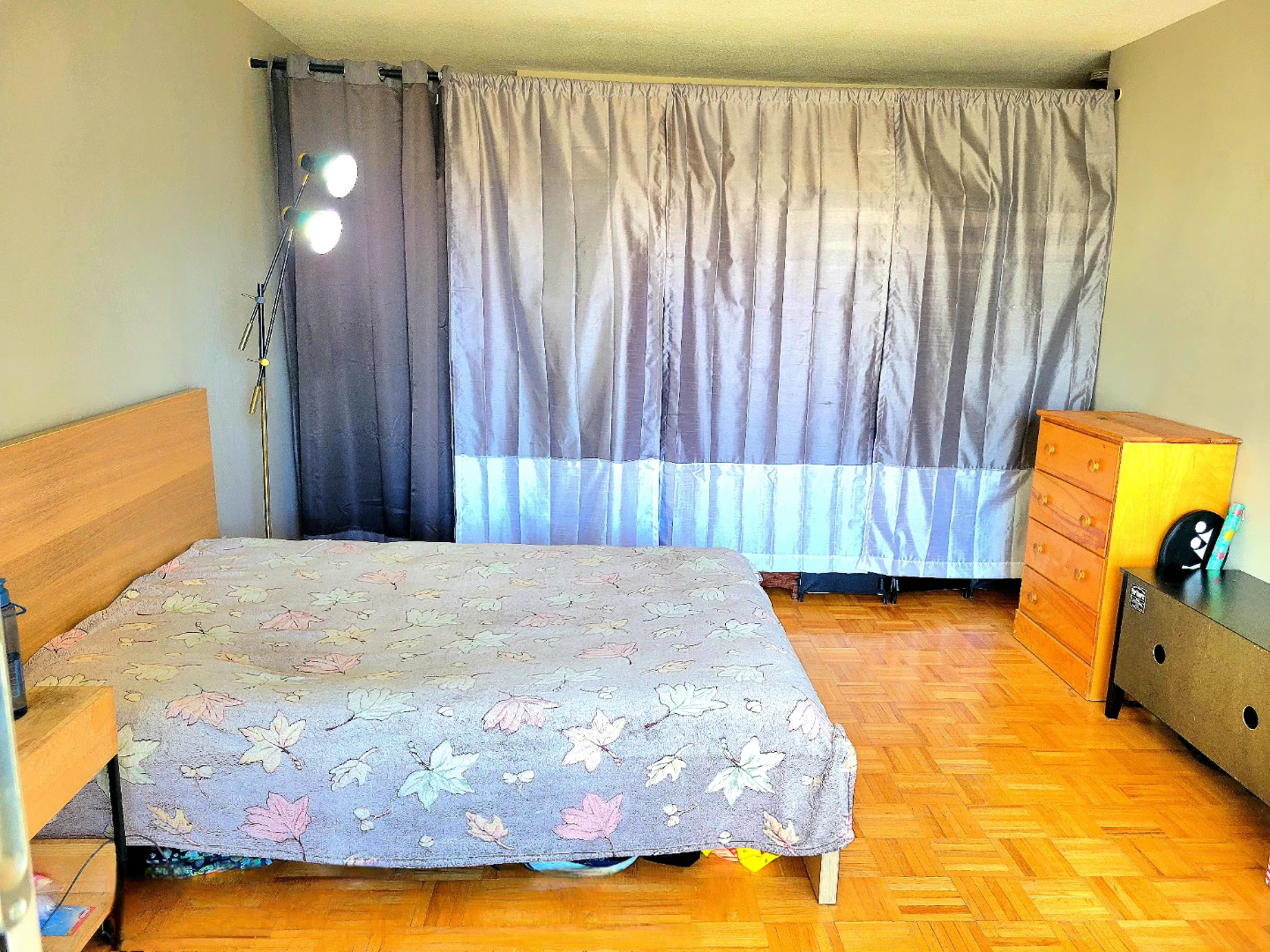 1 furnished room in a shared apartment available immediately