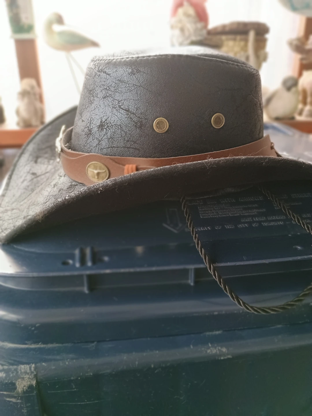 Black faux leather cowboy hat with longhorn detail - photo 4