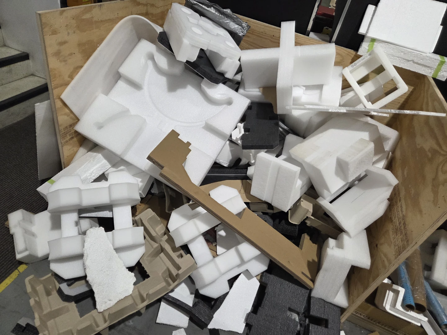 🥕 free foam. Cardboard. Odd shapes . various - photo 2