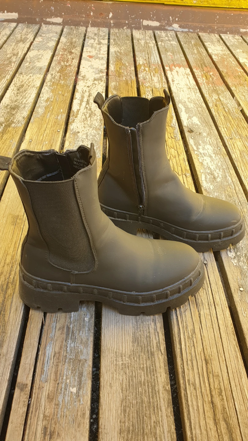 Black Chunky Chelsea Boots Forever21