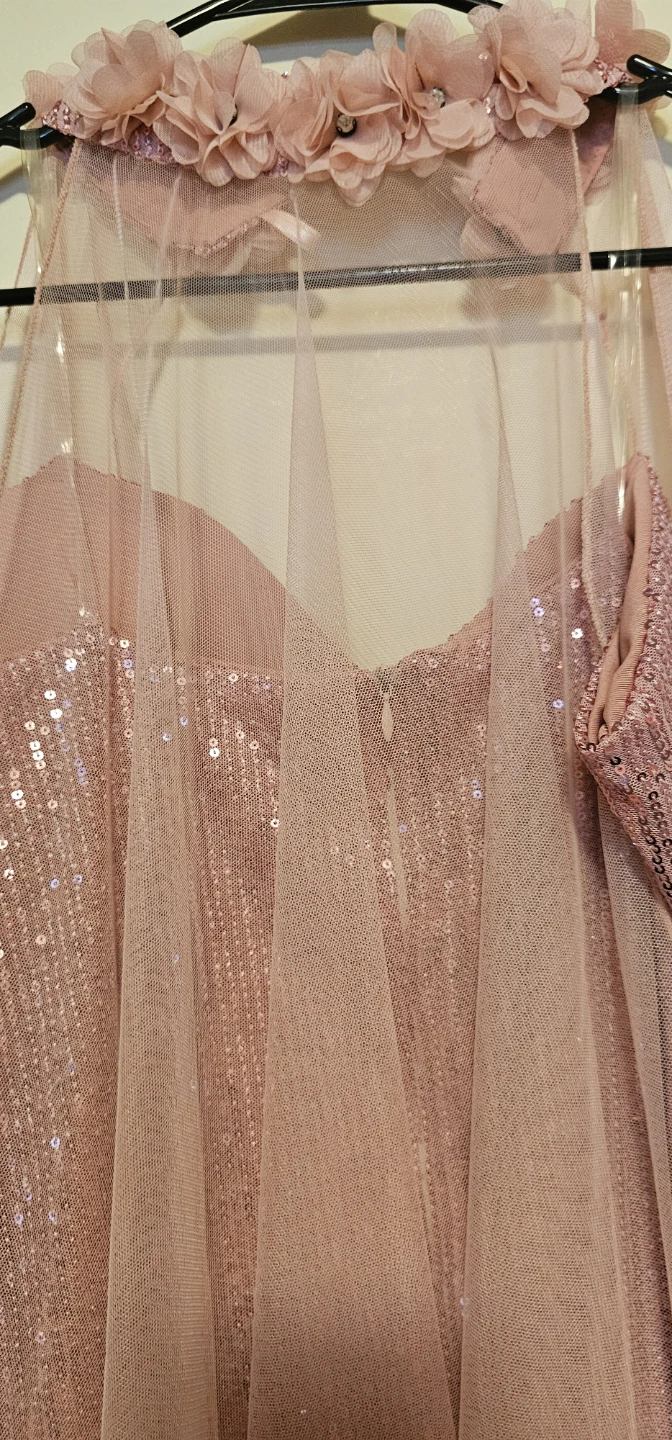 Sparkly pink dress with floral cape - photo 5