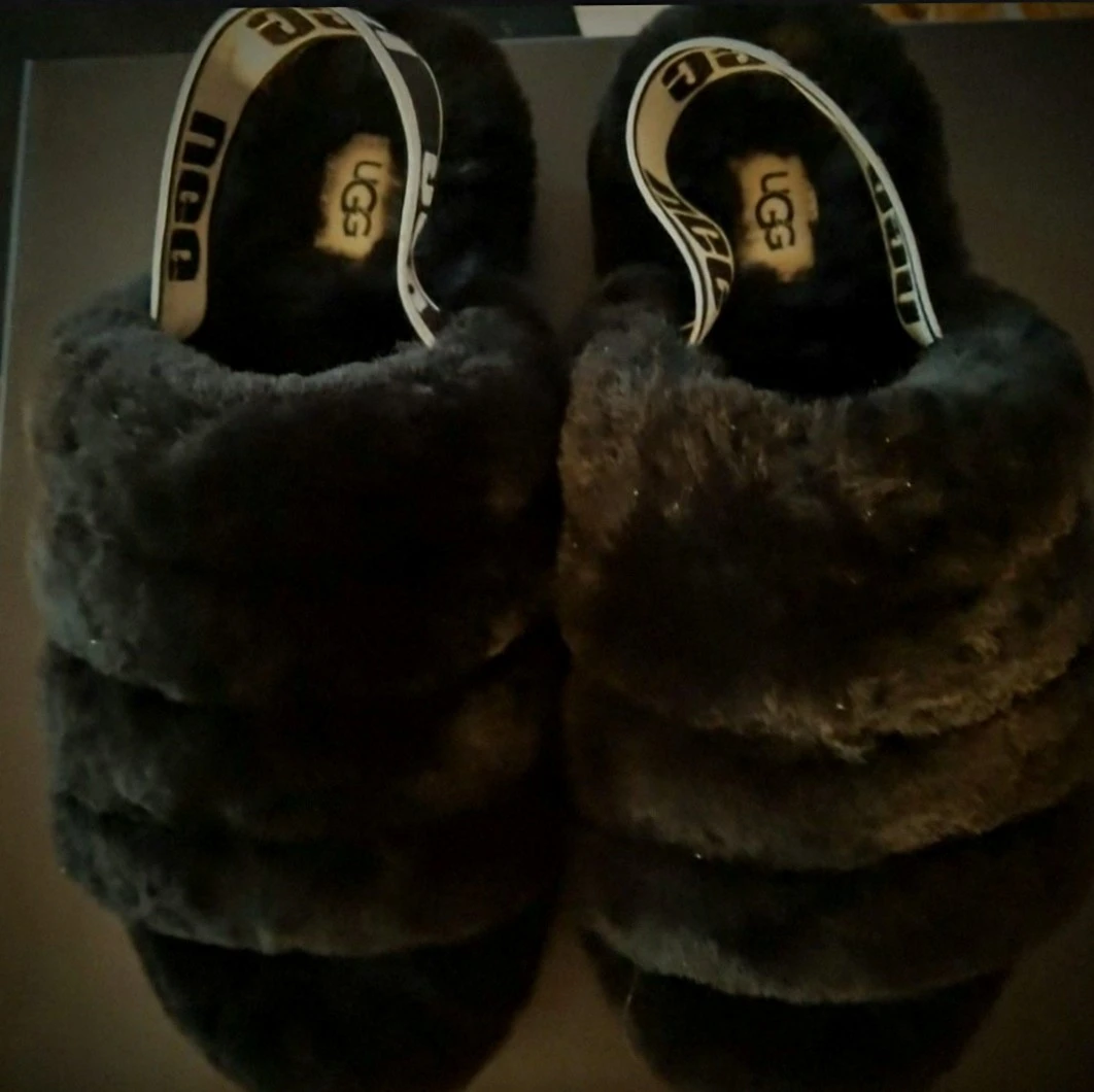 UGG BLACK FLUFFY SLIPPERS SIZE 7