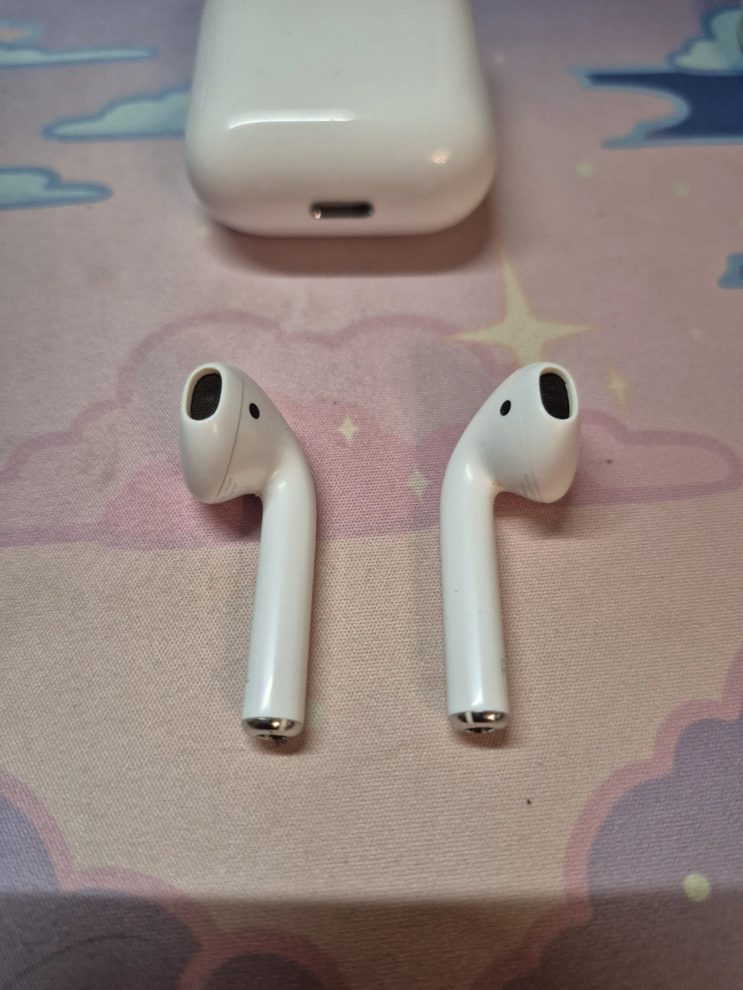 Apple AirPods with Charging Case (Gen 2)