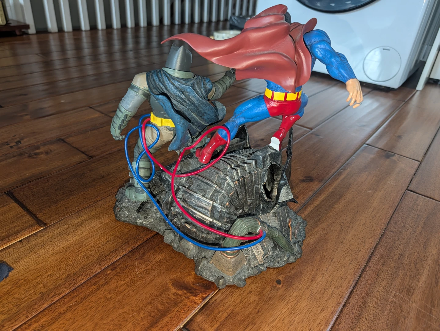 Superman vs. Batman Statue - photo 2
