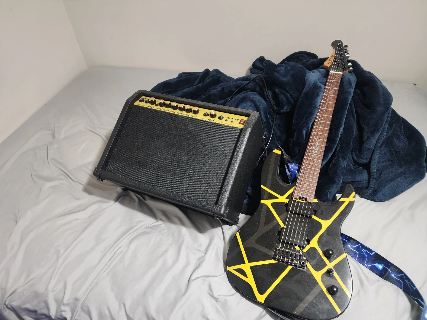 Amplifier and Electric Guitar