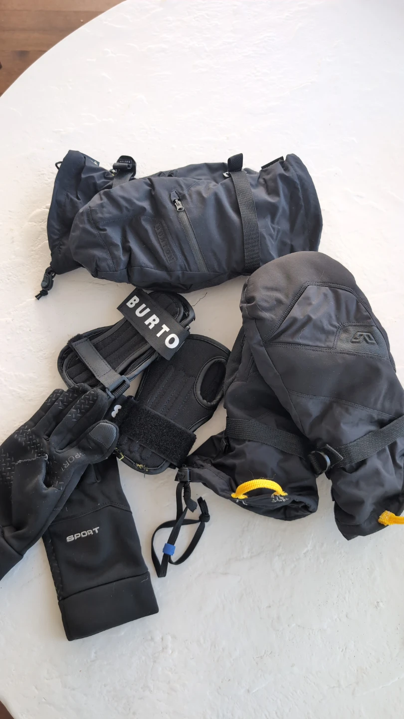 Set of snowboarding gloves, mixed formats