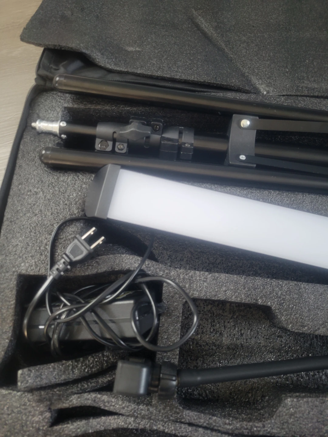 LED Light Kit with Tripod and Carrying Case - photo 3