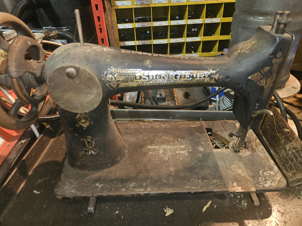 Vintage Singer Sewing Machine - photo 4