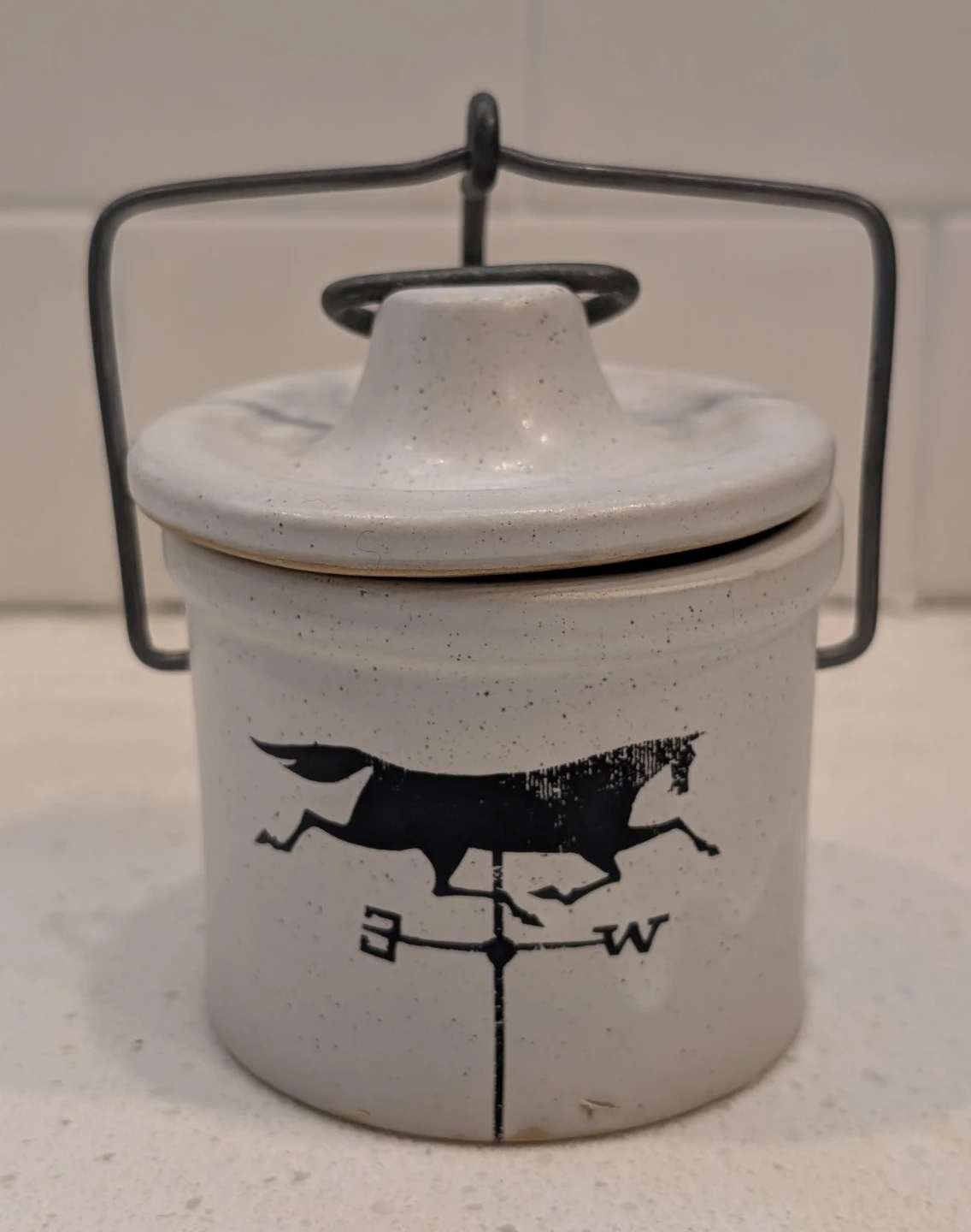 Vintage ceramic pot with levered seal closure