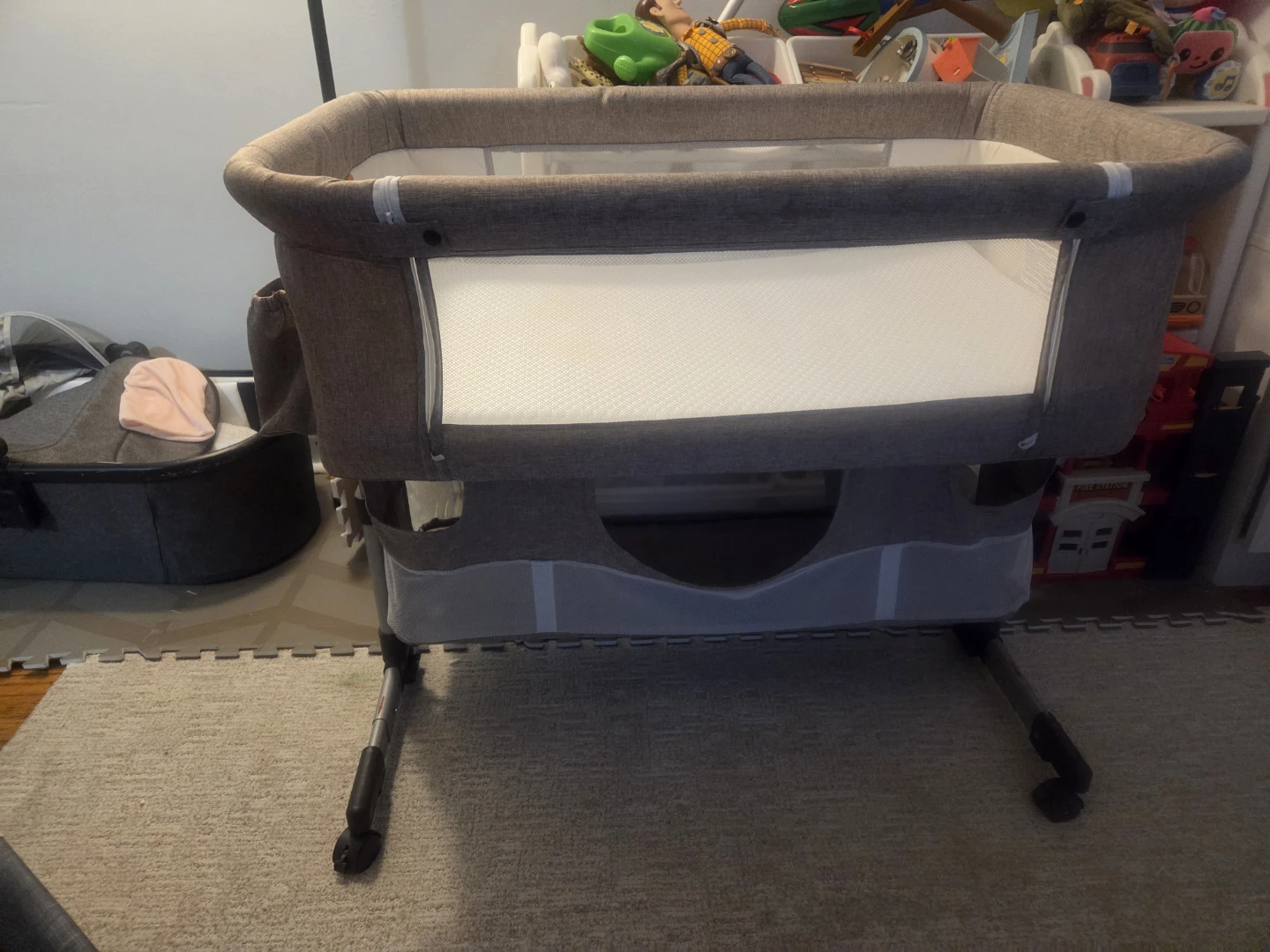 Portable Bassinet/Co-Sleeper - photo 4