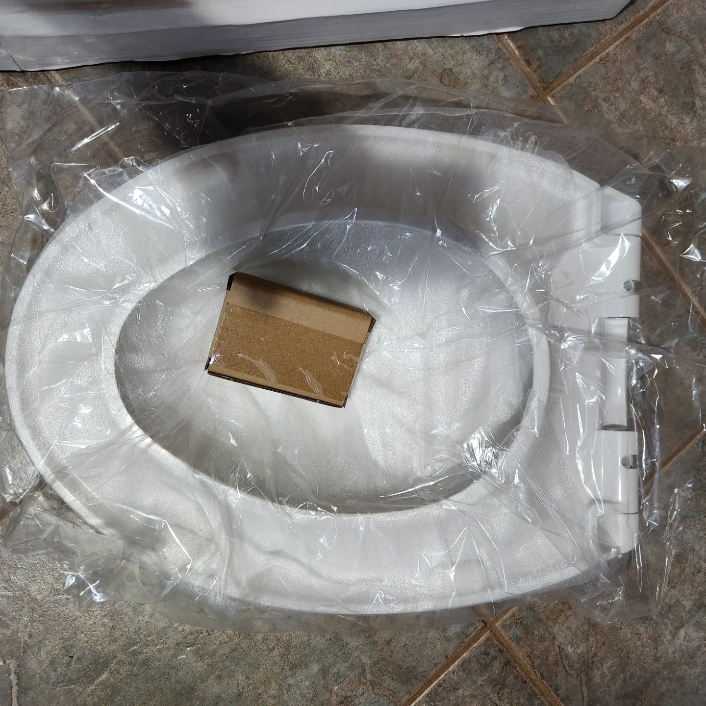 Caroma 326611w  Soft Close Detachable Elongated Toilet Seat - photo 3