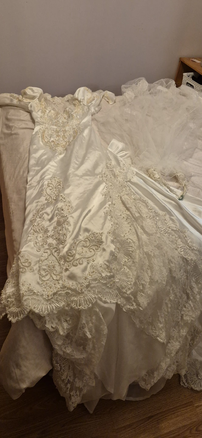 White satin lace wedding dress - photo 2