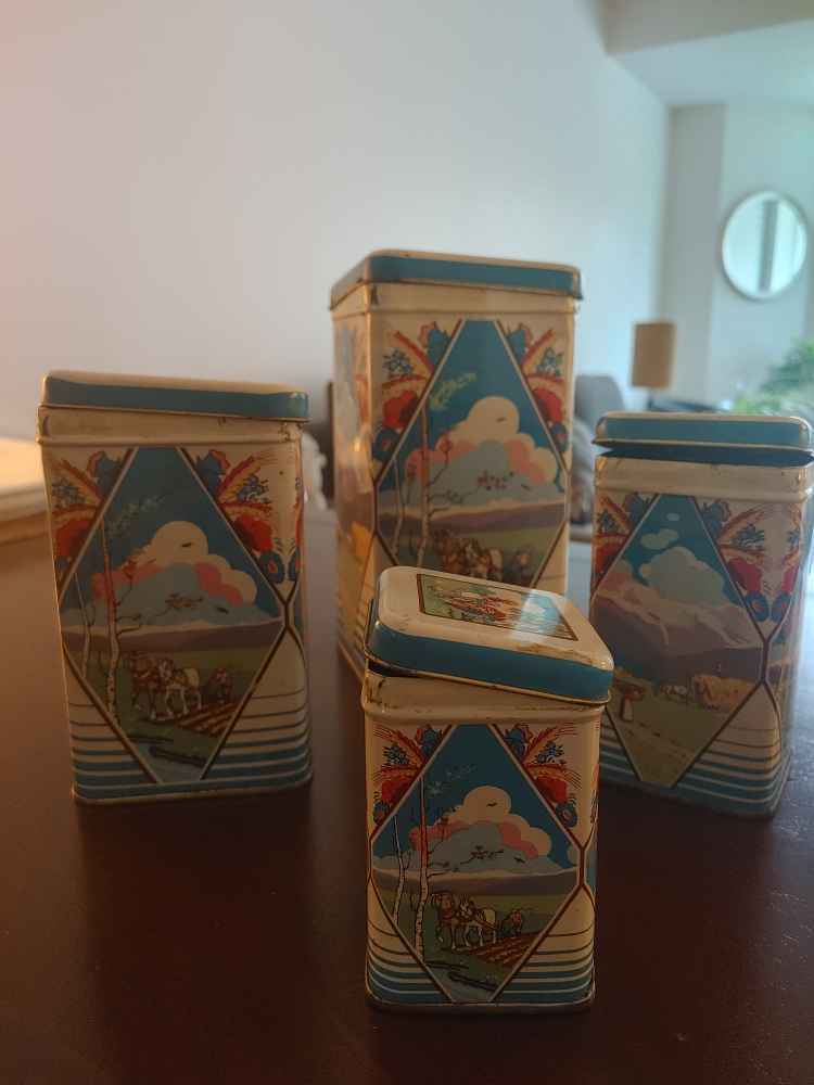 Vintage nesting tin set
