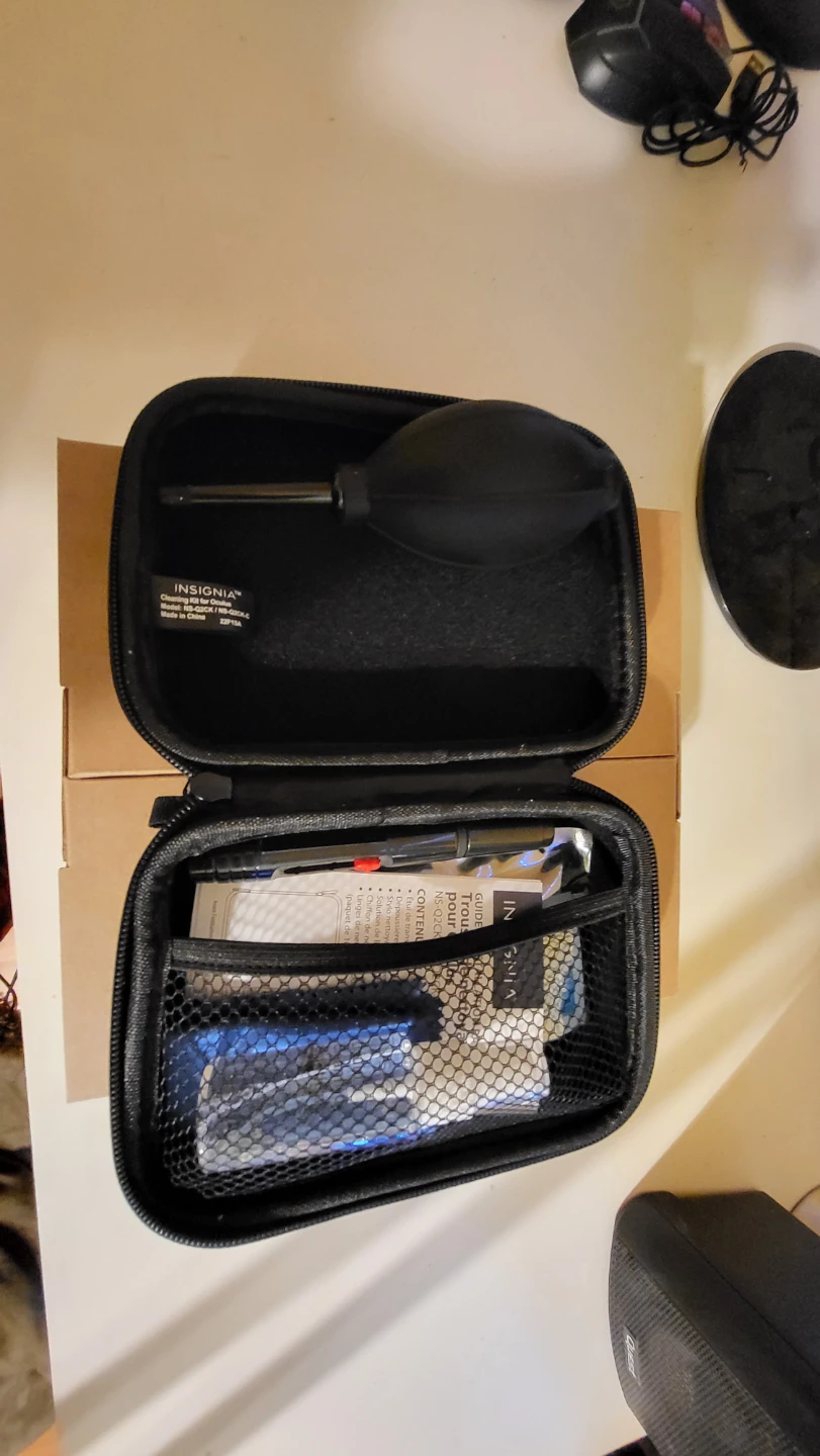 Meta Quest 3s VR Headset with Controllers and Cleaning Kit - photo 3