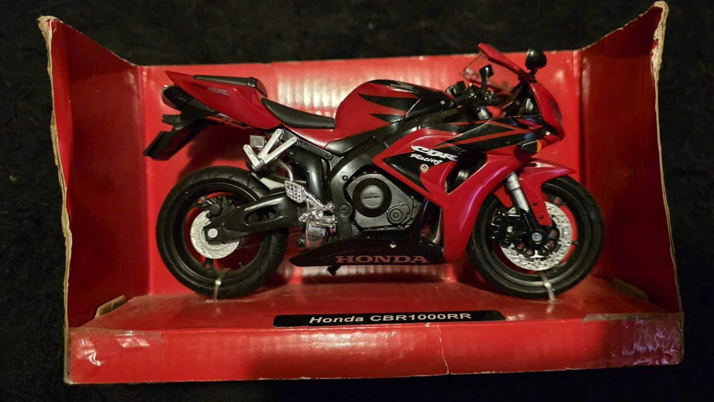 Honda CBR1000RR Toy Motorcycle Model - photo 2