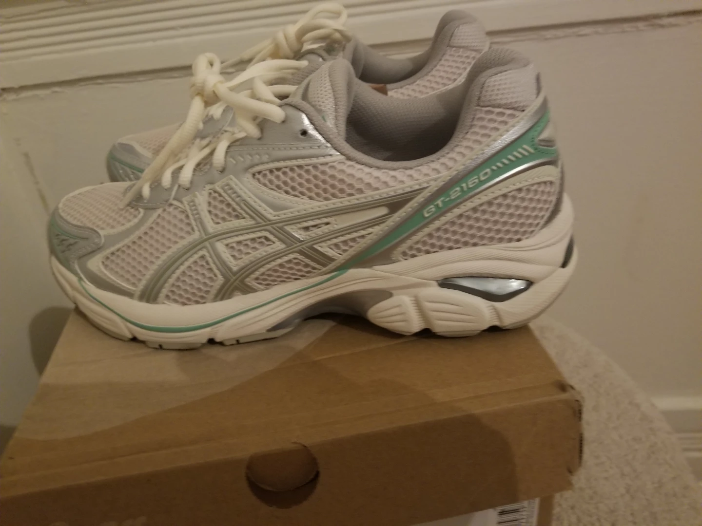 Beautiful Asics men 7/women 8,5