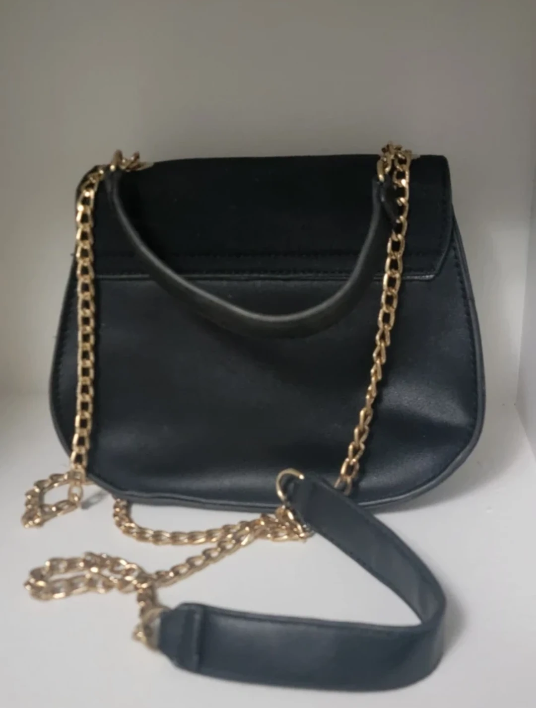 Black shoulder bag with gold chain - photo 5