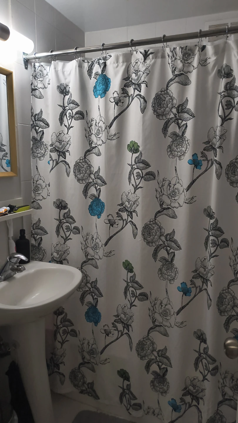 White floral shower curtain and rings - photo 3