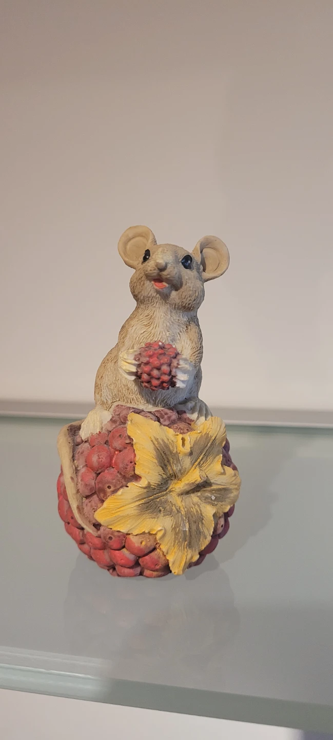 Mouse figurine on raspberry - photo 2
