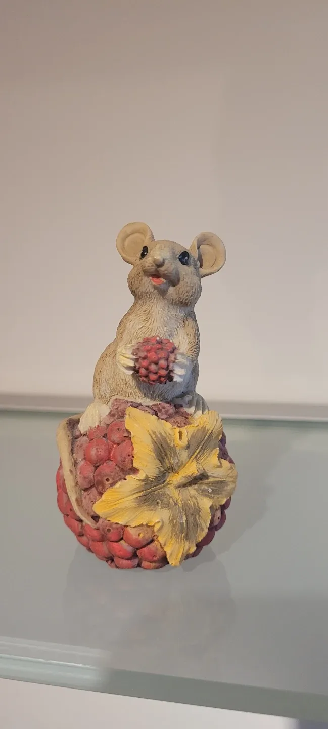 Mouse figurine on raspberry - photo 2