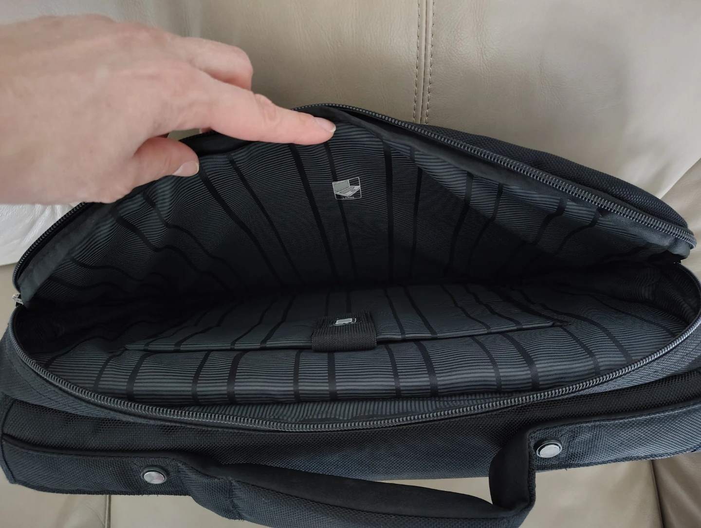 Kenneth Cole Reaction Messenger Bag - photo 4